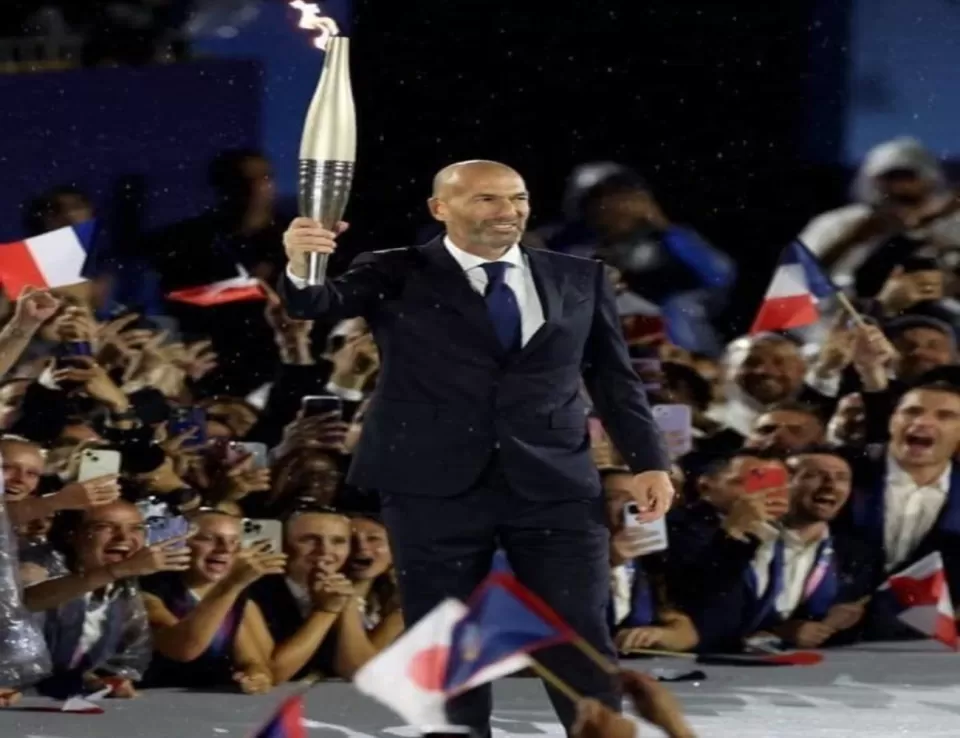 النجم الفرنسي زين الدين زيدان يحتفل بذهبية لبلاده في أولمبياد باريس 