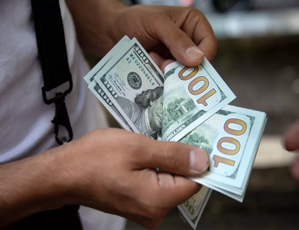  الدولار يتراجع والين يحقق مكاسب قبيل قرار الفائدة من الفيدرالي