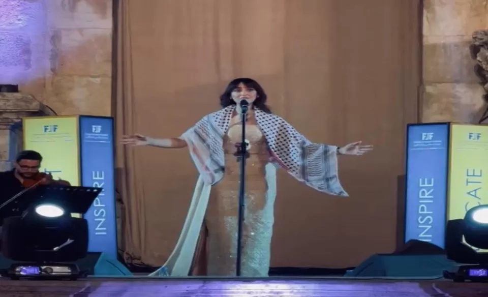 بالكوفية وشارة النصر .. فايا يونان تقدم أمسية غنائية متميزة في العاصمة الأردنية 