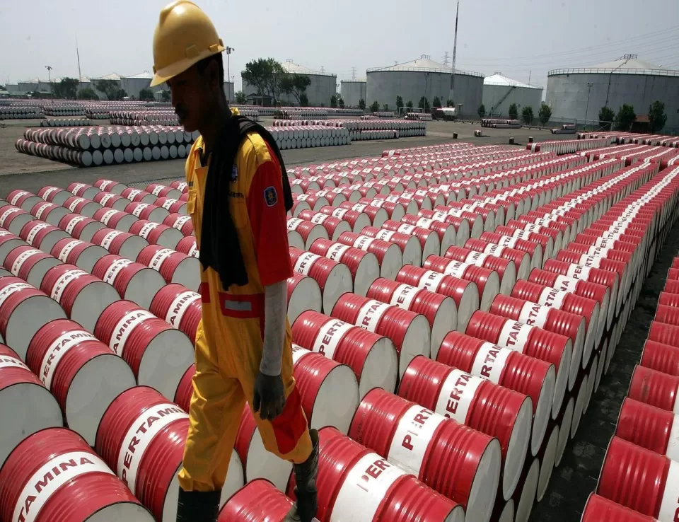 النفط يستعيد زخمه مع تراجع المخزونات الأمريكية  النفط يستعيد زخمه مع تراجع المخزونات الأمريكية