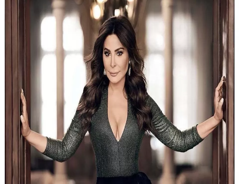  إليسا تتحدى الانتقادات بعد خلع حذائها في حفل بيروت