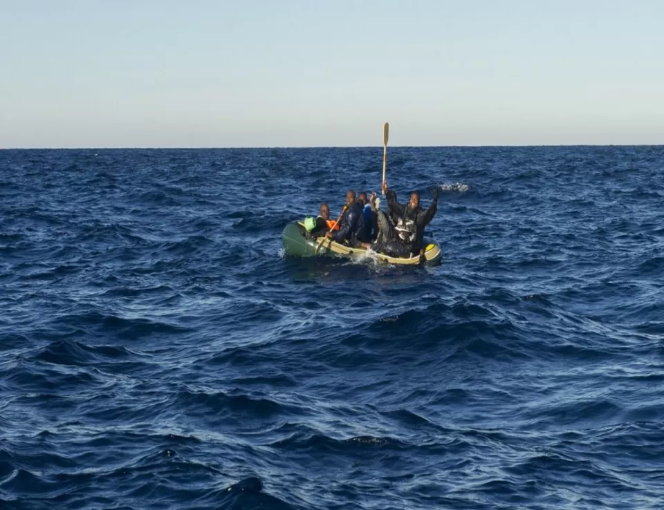 زورق للشرطة الإسبانية يدهس قاربًا مطاطيًّا يحمل 4 أشخاص 