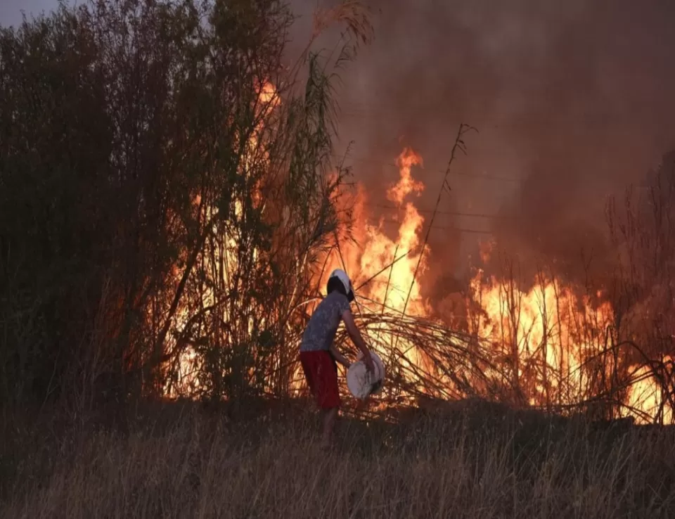 فرنسا : إجلاء عشرات الأشخاص من بلدة فرونتينيان مع اشتعال الحرائق في الغابات