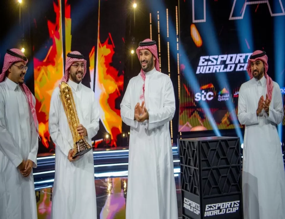 ولي العهد السعودي يتوج فريق "فالكونز" ببطولة كأس العالم للرياضات الإلكترونية