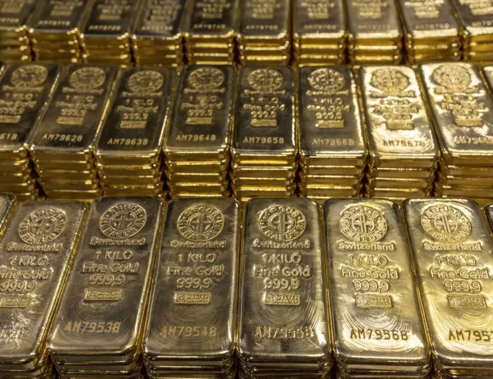 الذهب يرتفع بنسبة 1% بعد إشارة رئيس مجلس الاحتياطي الفيدرالي لخفض الفائدة