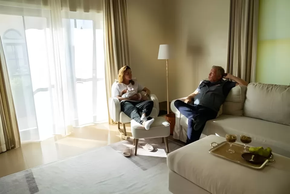 الملكة رانيا تشارك صورة مع حفيدتها وتكتب "مع الكتكوتة"