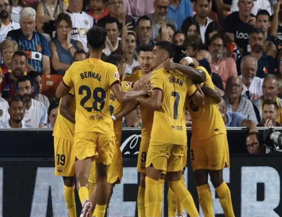 برشلونة يفتتح موسمه في الليجا بالفوز على فالنسيا بهدفين مقابل هدف 