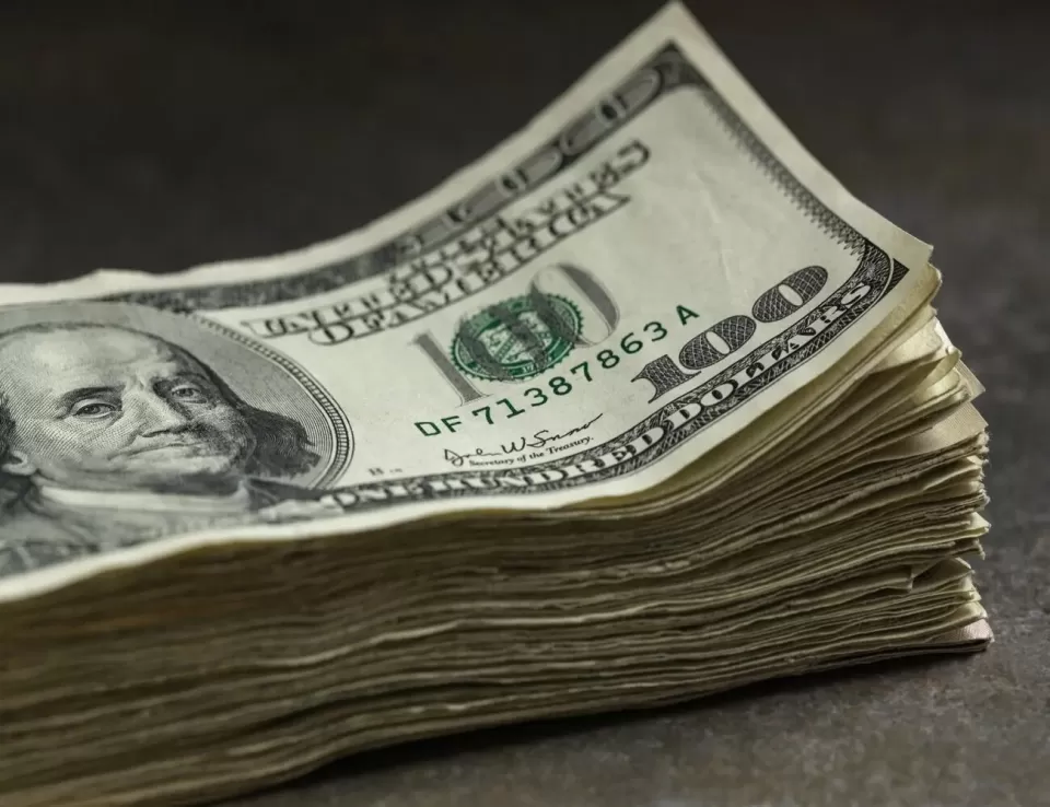 الدولار يتراجع بعد بيانات التضخم المخيبة للآمال 