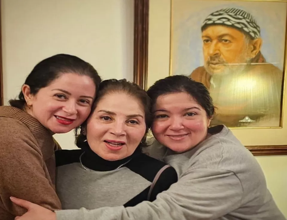المخرجة المصرية سارة الشريف توضح حقيقة اعتزال والدتها الفنانة بوسي للفن