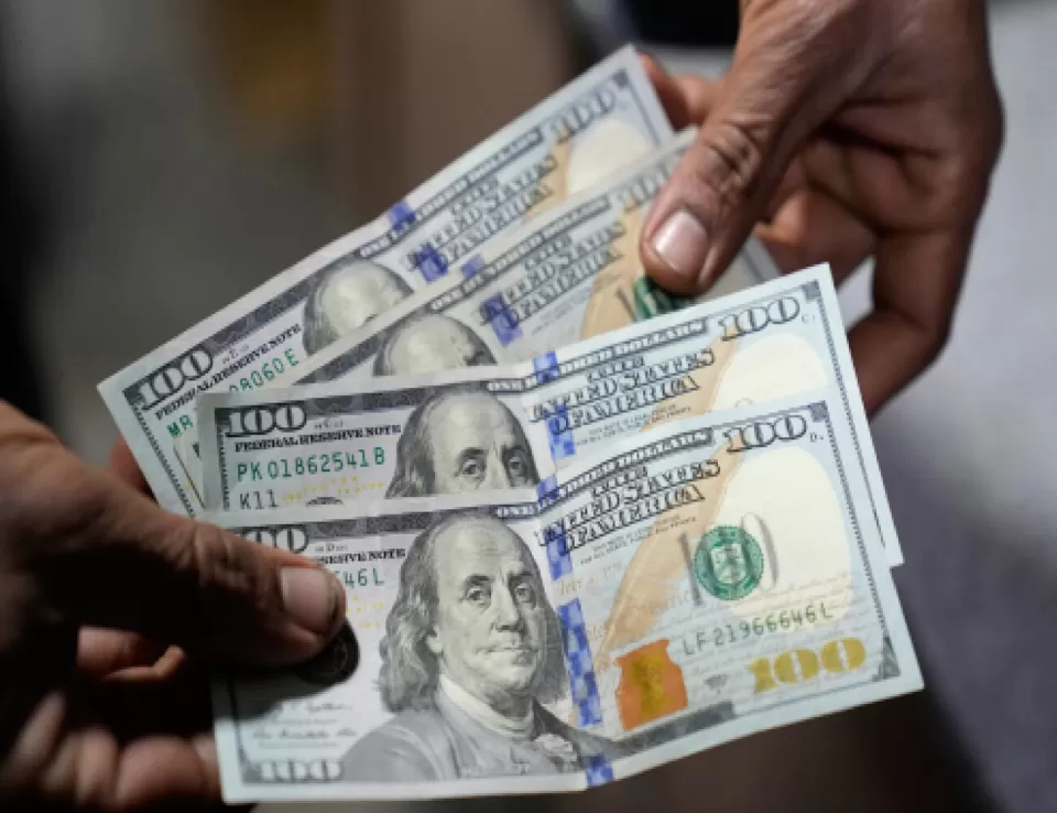 الدولار الأمريكي يواصل تراجعه عالميا مع انخفاض عوائد السندات الدولار الأمريكي يواصل تراجعه عالميا مع انخفاض عوائد السندات