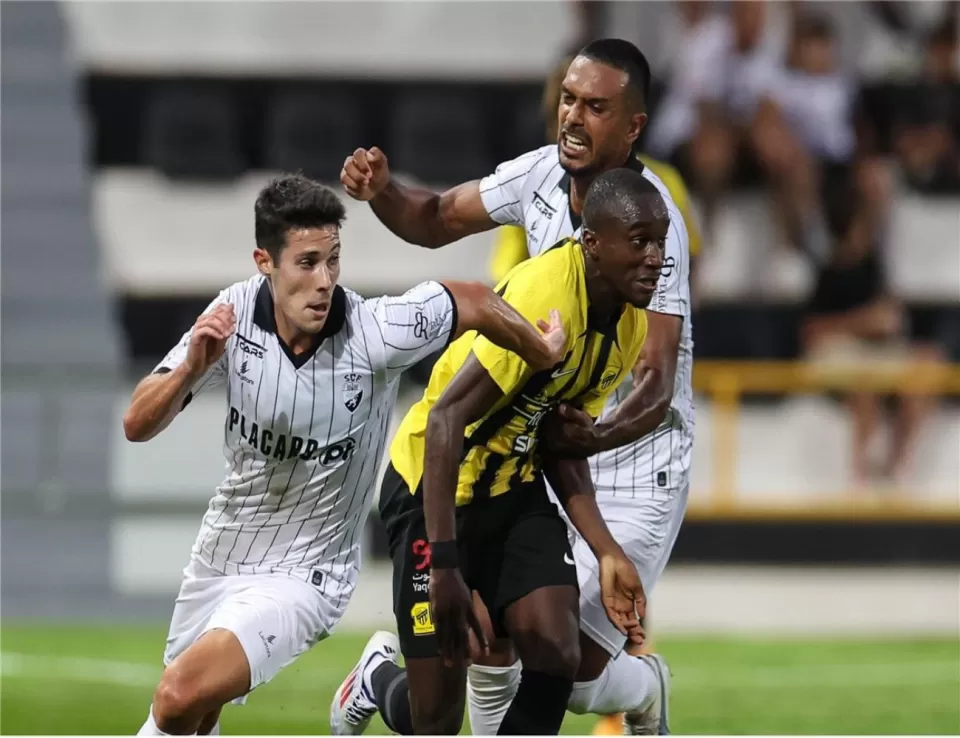 إتحاد جدة يفرض عقوبات انضباطية على لاعبي الفريق إثر أحداث مباراة فارينزي