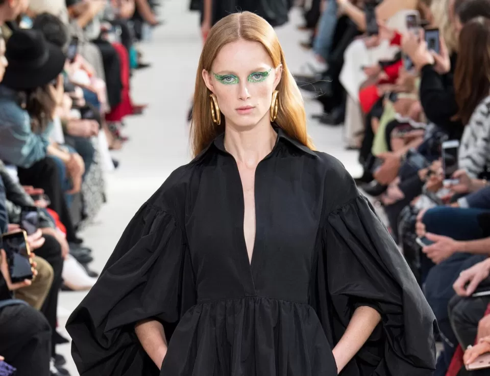 الألوان الداكنة تتصدر إطلالات العمل النسائية لخريف وشتاء 2024-2025 الألوان الداكنة تتصدر إطلالات العمل النسائية لخريف وشتاء 2024-2025