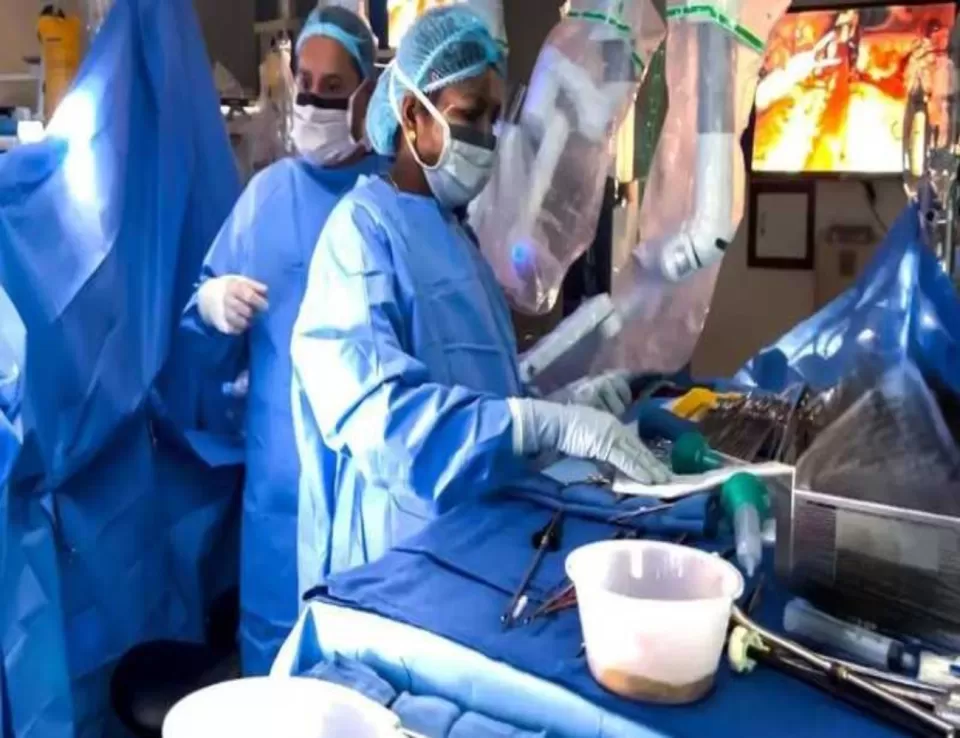 السعودية : نجاح إجراء أول عملية زراعة قلب كاملة بالروبوت في العالم