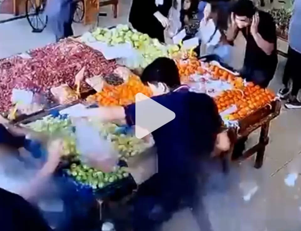 فيديو يظهر اللحظات الأولى لعملية تفجير أجهزة البيجر برفقة أحد حامليها في العاصمة بيروت فيديو يظهر اللحظات الأولى لعملية تفجير أجهزة البيجر برفقة أحد حامليها في العاصمة بيروت