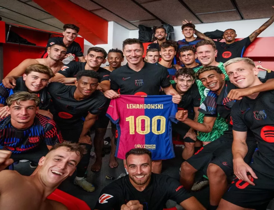 ليفاندوفسكي يحتفل بمئويته الأولى بقميص برشلونة 