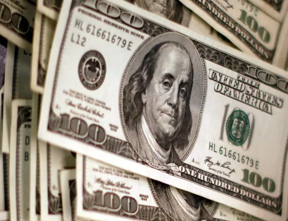 الدولار يتراجع بانتظار قرارات الفيدرالي بشأن أسعار الفائدة