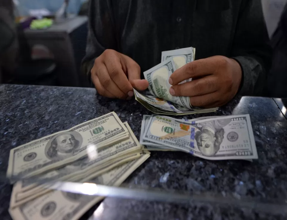 تراجع الدولار وسط توقعات بخفض الفائدة الأمريكية
