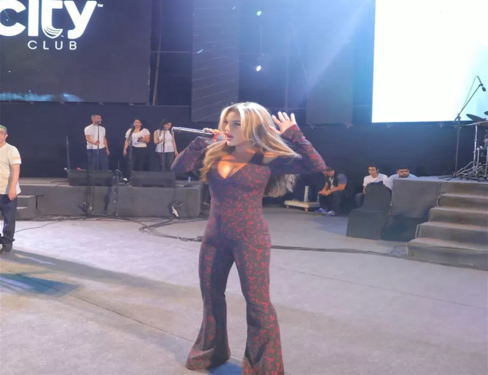 الفنانة اللبنانية نيكول سابا تفاجئ جمهورها في كفر الشيخ بـ "الباب يفوت جمل" 