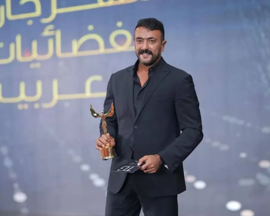 أحمد العوضي يحتفل بجائزة أفضل ممثل ويشيد بموهبة ياسمين عبد العزيز
