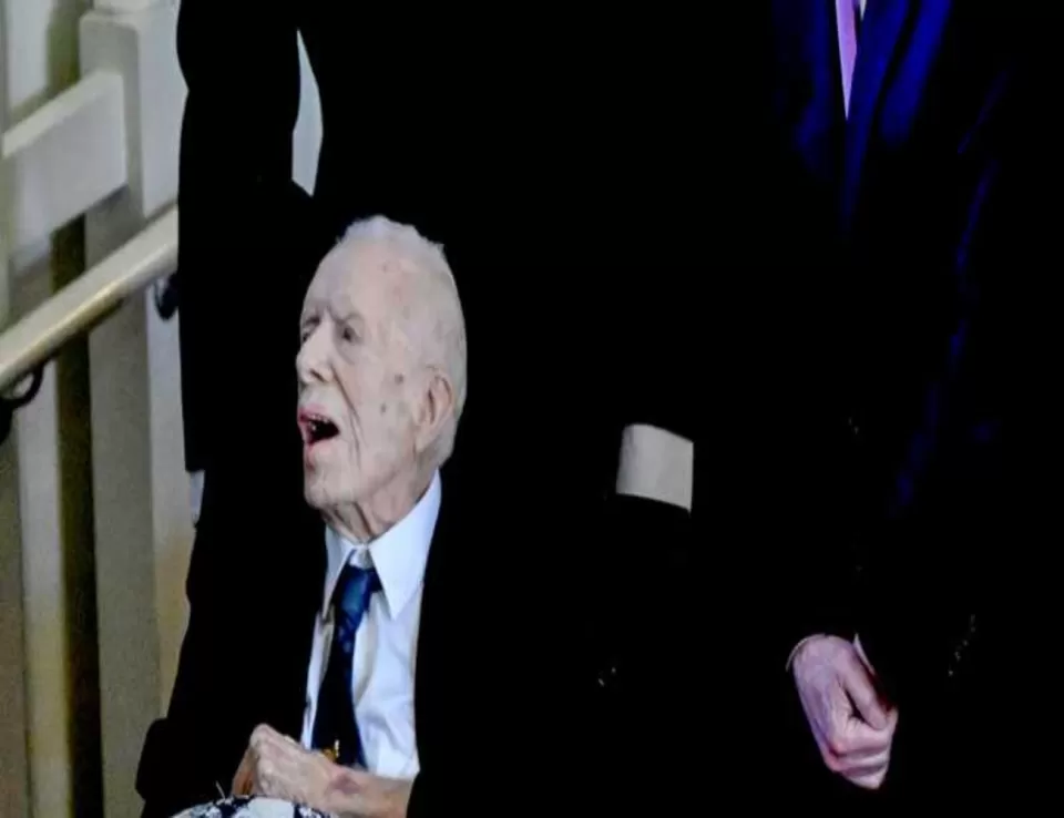 الرئيس الأمريكي الأسبق كارتر يدلي بصوته في الانتخابات الرئاسية بعد بلوغه الـ 100 عام 