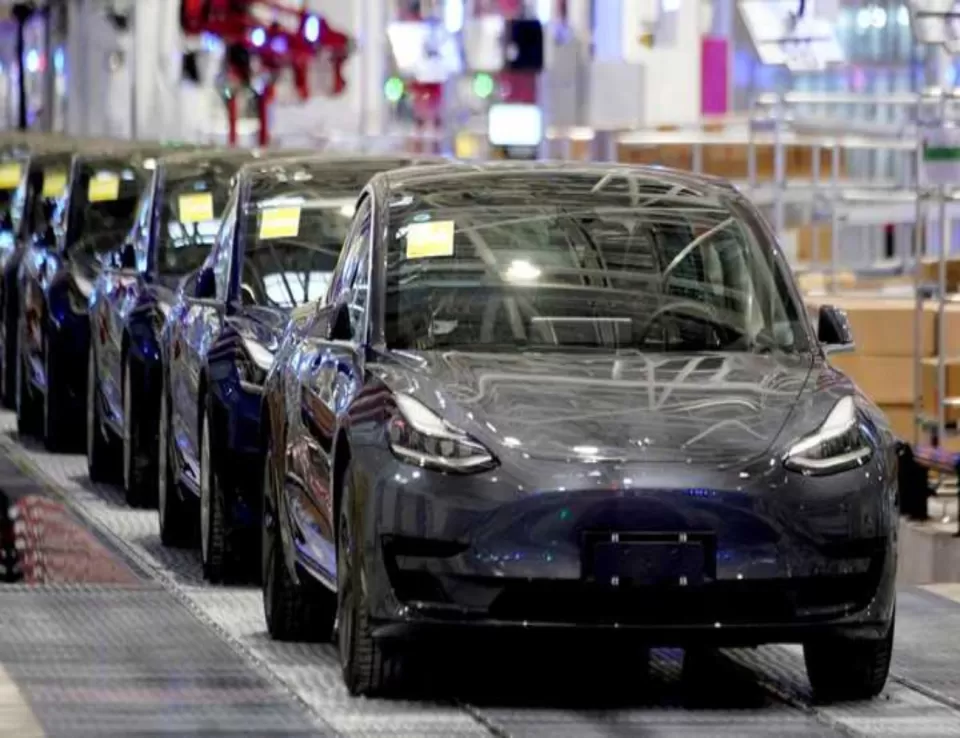 الولايات المتحدة تعلن إجراء تحقيق في نظام القيادة الذاتي لسيارات تسلا 