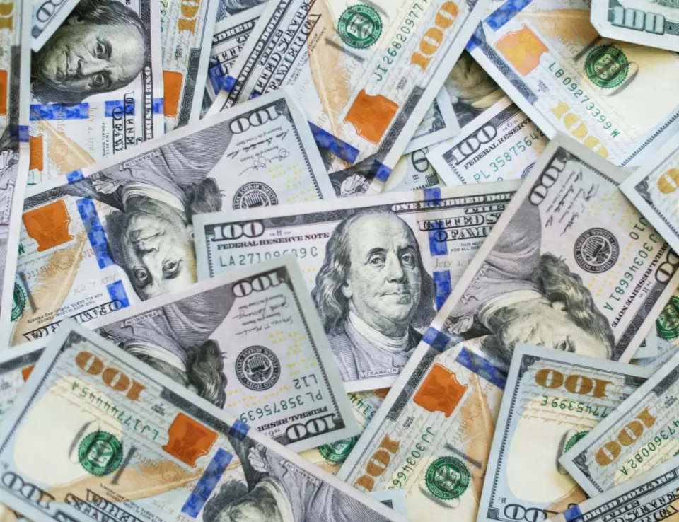 الدولار يتجه لتسجيل أكبر مكسب أسبوعي منذ أبريل