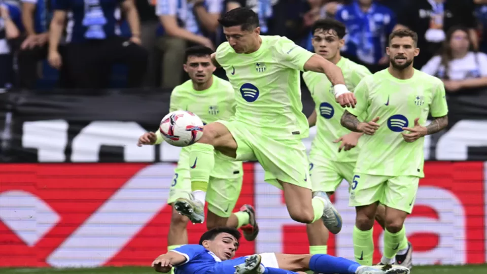 برشلونة يحقق انتصاراً مريحاً على ألافيس بفضل تألق ليفاندوفسكي برشلونة يحقق انتصاراً مريحاً على ألافيس بفضل تألق ليفاندوفسكي