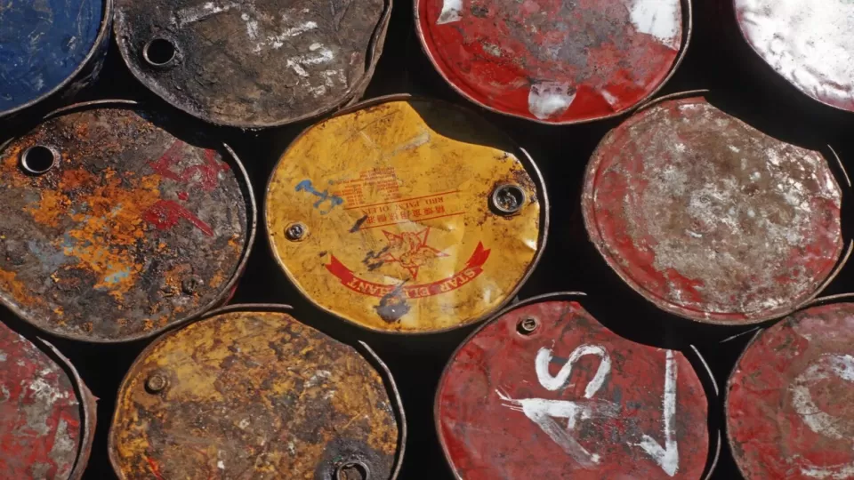 النفط يرتفع مع تقلص المخزونات الأمريكية وتصاعد التوترات في الشرق الأوسط