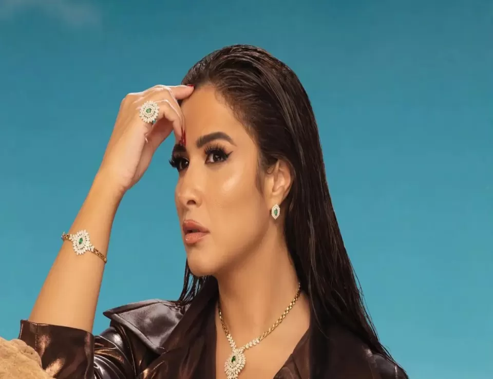 ياسمين عبد العزيز ترد غاضبة على شائعات لقاء مع أحمد العوضي