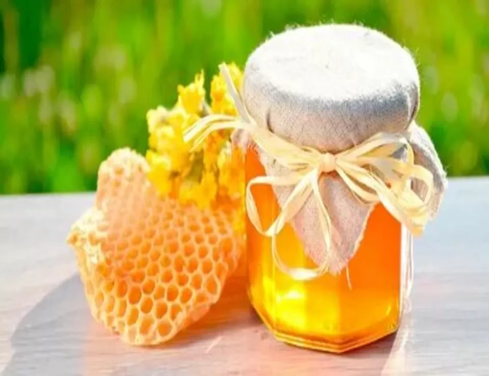 العسل: فوائد صحية مذهلة وتحذيرات مهمة
