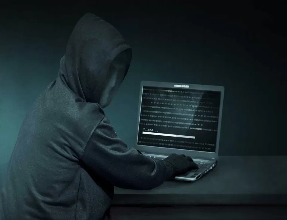 عملية احتيال تطيح بشابين بعد خداع شركة آبل  أدانت محكمة أميركية هاوتيان صن بالسجن 57 شهرًا وبنغفي شيويه بـ54 شهرًا بعد تورطهما في مخطط احتيالي استمر عامين ضد شركة آبل، ما كبّد الشركة خسائر فادحة.  اعتمد الشابان على إرسال هواتف مقلدة إلى آبل بحجة أنها معطلة، ليحصلوا في المقابل على أجهزة جديدة. هذه الأجهزة كانت تُباع لتحقيق أرباح غير مشروعة، بعدما عجزت الشركة عن كشف الخدعة في الوقت المناسب.  التحقيقات أظهرت أن الشحنات التي تضمنت هواتف مقلدة وصلت من هونغ كونغ إلى صناديق بريد في واشنطن. كما وُجهت الهواتف ذات ال