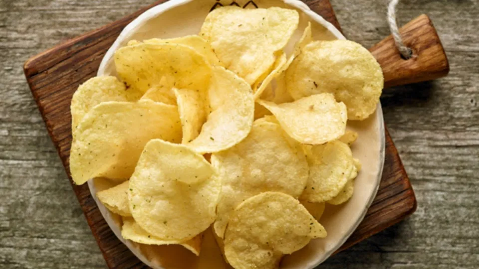 بطريقة سهلة ومكونات بسيطة.. تعرّف على طريقة تحضير الشيبس المنزلي