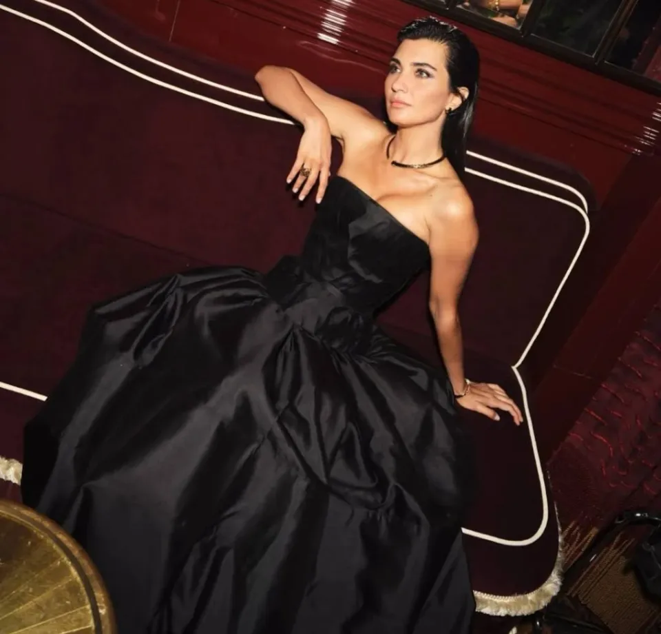 «توبا بويوكستون» أميرة حفل Cartier بإطلالة مميزة