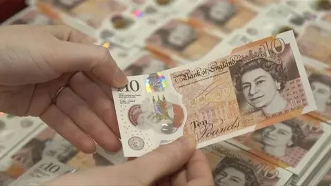 الجنيه الإسترليني في حركة متباينة: ارتفاع أمام الدولار وانخفاض أمام اليورو