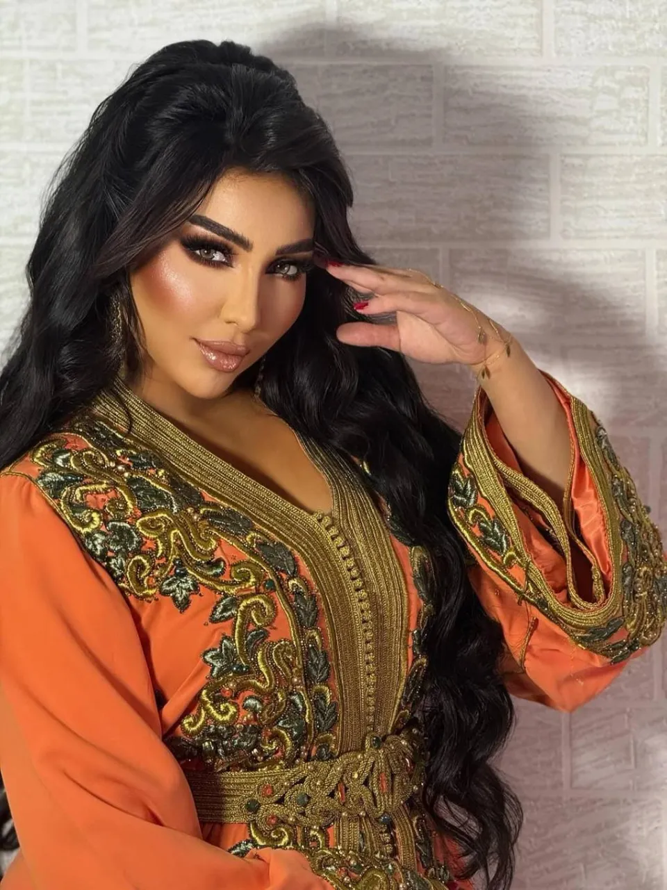 دنيا بطمة تفاجئ جمهورها بإطلالة رياضية جديدة