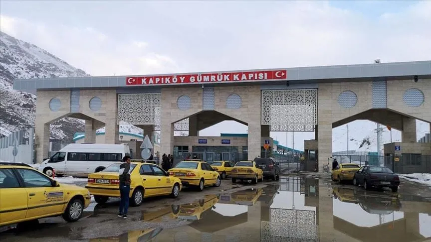 مع استمرار إغلاق المجال الجوي الإيراني نتيجة الغارات الإسرائيلية المتصاعدة، تحولت المعابر البرية، مثل معبر خوي-كابيكوي بين تركيا وإيران، إلى شريان عبور رئيسي للمسافرين الإيرانيين الباحثين عن طرق بديلة للخروج من البلاد أو العودة إليها.  ورغم التوترات الإقليمية، يشهد المعبر حركة نشطة وهادئة في آنٍ واحد، حيث تصطف الحافلات على الجانب التركي لنقل القادمين من إيران، معظمهم طلاب وعائلات اضطروا للسفر برًا بعد إلغاء الرحلات الجوية.  المشهد عند الحدود يعكس تكيّف الإيرانيين مع الظروف القاسية، إذ تستمر الحركة التجارية 