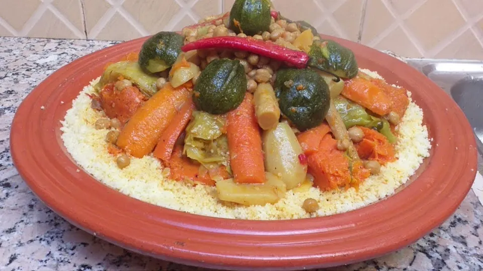 الكوسكوس المغربي باللحم.. نكهة تراثية تجمع الطعم الأصيل بالقيمة الغذائية الكوسكوس المغربي باللحم.. نكهة تراثية تجمع الطعم الأصيل بالقيمة الغذائية