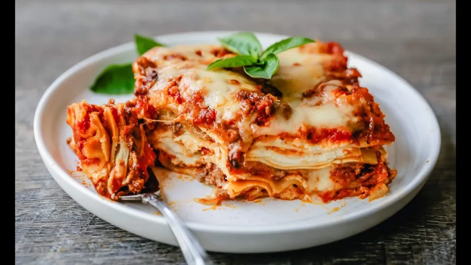 اللازانيا: طبق إيطالي شهير بنكهات متعددة وطريقة تحضير سهلة