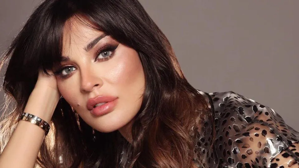نادين نسيب نجيم تخطف الأنظار بإطلالة ساحرة في زفاف نجل إيلي صعب