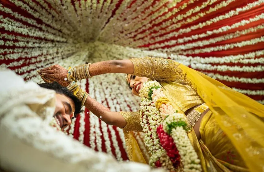 هندي خمسيني يفر مع خطيبة ابنه ويصدم قريته بزواج مفاجئ