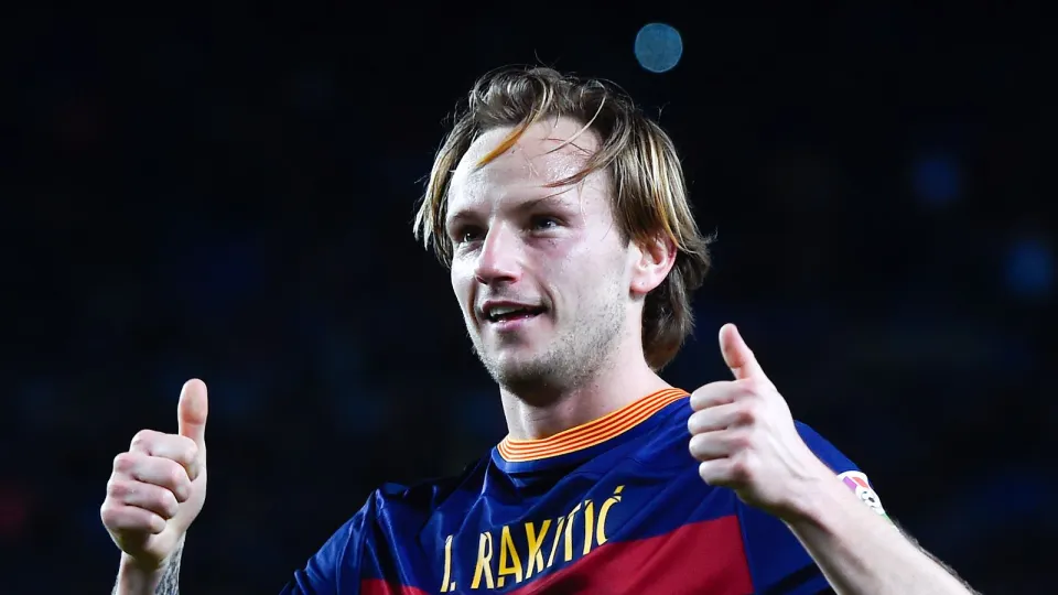 لاعب كرة القدم «إيفان راكيتيتش» يعلن اعتزاله بعد مسيرة نجاحات مع برشلونة