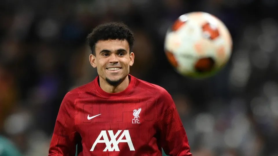 مدرب برشلونة يفكر بضم اللاعب «لويس دياز» بعد فشل صفقة «ويليامز» 