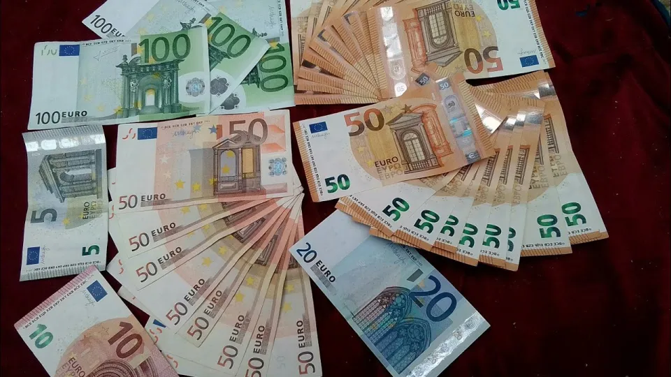 انخفاض الجنيه الإسترليني أمام اليورو والدولار اليوم