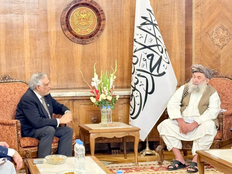 رئيس الوزراء الأفغاني يستقبل نائب رئيس الوزراء الباكستاني ويبحثان العلاقات الثنائية