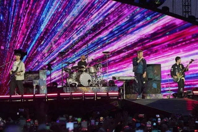 كاميرا فرقة كولد بلاي تفضح خيانة ملياردير مع رئيسة الموارد البشرية بشركته .. تعرف على التفاصيل