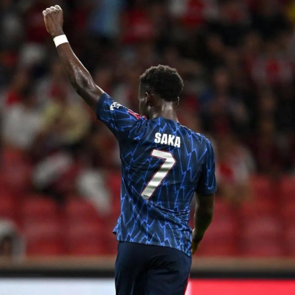 ساكا يقود أرسنال للفوز على ميلان في افتتاح الجولة الآسيوية