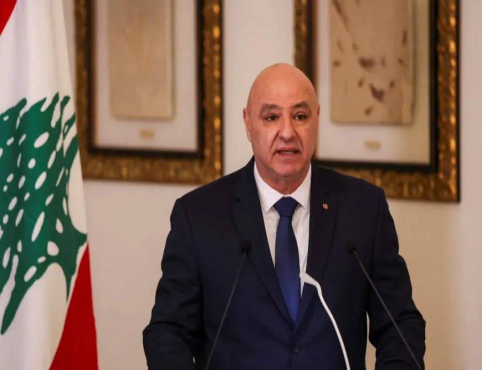 عون يدعو الأطراف اللبنانية لتسليم السلاح وسط ضغوط أميركية على حزب الله  دعا الرئيس اللبناني جوزاف عون، اليوم الخميس، جميع الأطراف اللبنانية إلى اغتنام الفرصة لتسليم السلاح "اليوم قبل غد"، في ظل تصاعد الضغوط الأميركية على جماعة حزب الله للتخلي عن ترسانتها العسكرية. وأكد أن هذه الخطوة تشكل ضرورة للحفاظ على الأمن الداخلي وتعزيز سيادة الدولة اللبنانية.  وأشار عون إلى أن استمرار الوضع الراهن يزيد من حدة الأزمات السياسية والأمنية التي تمر بها البلاد، لافتاً إلى أن تسليم السلاح سيسهم في فتح آفاق للحوار الوطني وإعا