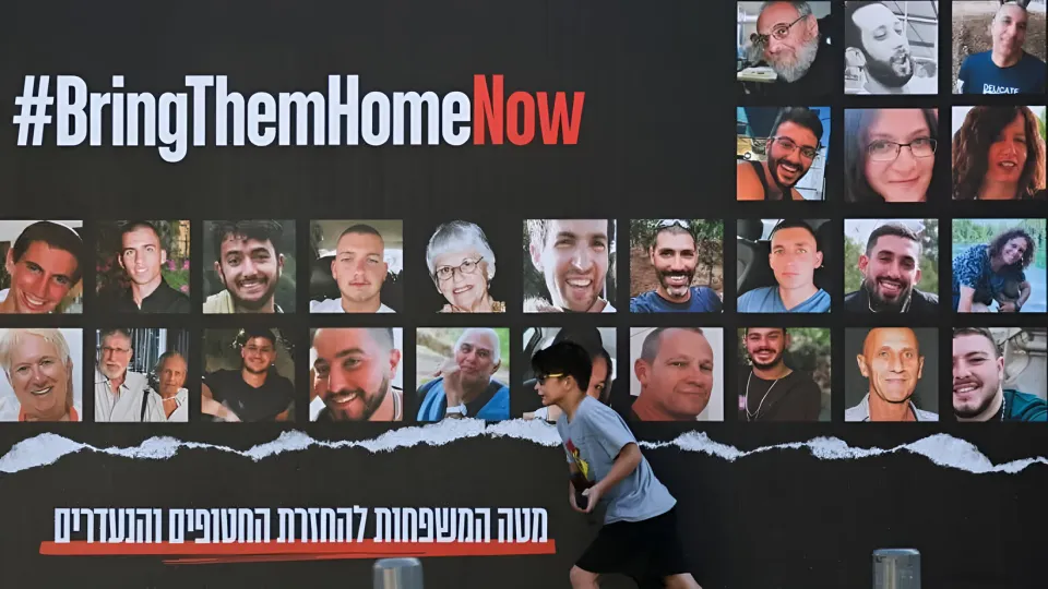 تفاصيل اتفاق تهدئة مرتقب في غزة: تبادل أسرى وانسحاب إسرائيلي تدريجي  تلوح في الأفق ملامح اتفاق تهدئة يمتد لـ60 يوماً بين إسرائيل وحركة حماس، يشمل تبادل 10 أسرى إسرائيليين أحياء و18 جثة مقابل الإفراج عن ألف أسير فلسطيني، بينهم أكثر من 100 محكومين بالسجن المؤبد، وفقاً للقناة 14 الإسرائيلية. ويجري تنفيذ التبادل على مراحل، تبدأ بالإفراج عن 8 رهائن في اليوم الأول، وتسليم جثامين على ثلاث دفعات، بينما تتوقف الطلعات الجوية 10 إلى 12 ساعة يومياً خلال أيام التبادل.  ويتضمن المقترح انسحاباً إسرائيلياً تدريجياً من مناط