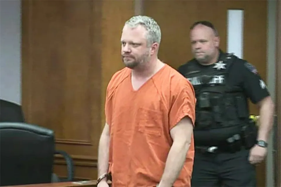 طبيب أسنان أمريكي يواجه تهمة قتل زوجته بالسم لحماية سمعته وأمواله