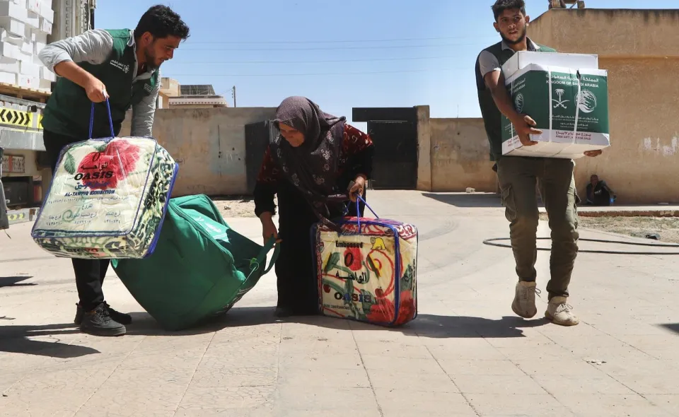 السعودية توزع مساعدات غذائية وإيوائية على نازحي السويداء في درعا